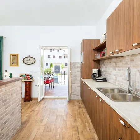 Stunning In Пула