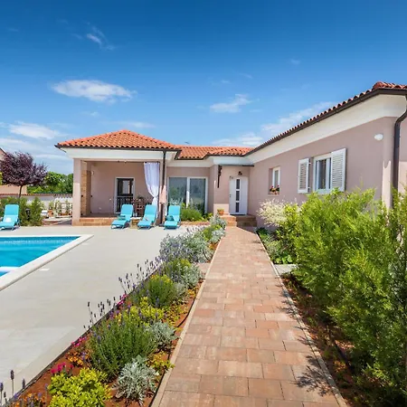 Stunning In Пула