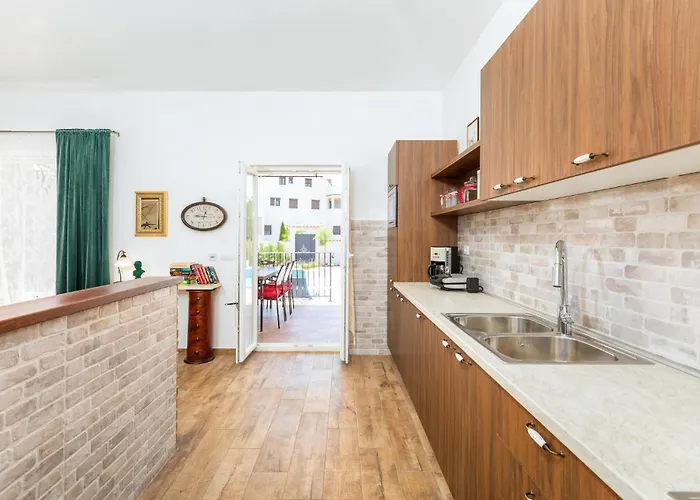 Stunning In Пула