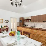 Stunning In Будинок відпочинку Пула