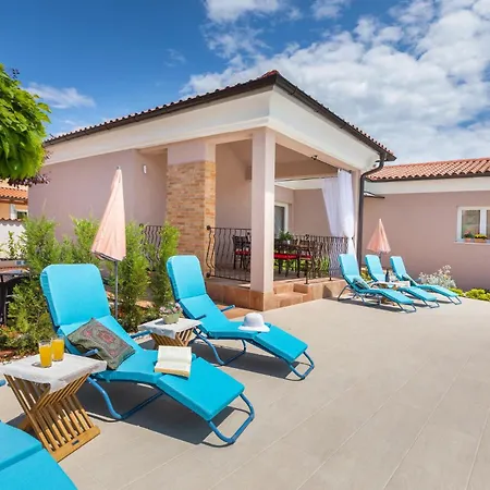 Stunning In بولا